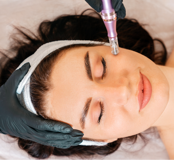 Uma mulher está recebendo um tratamento facial com uma máquina no rosto.